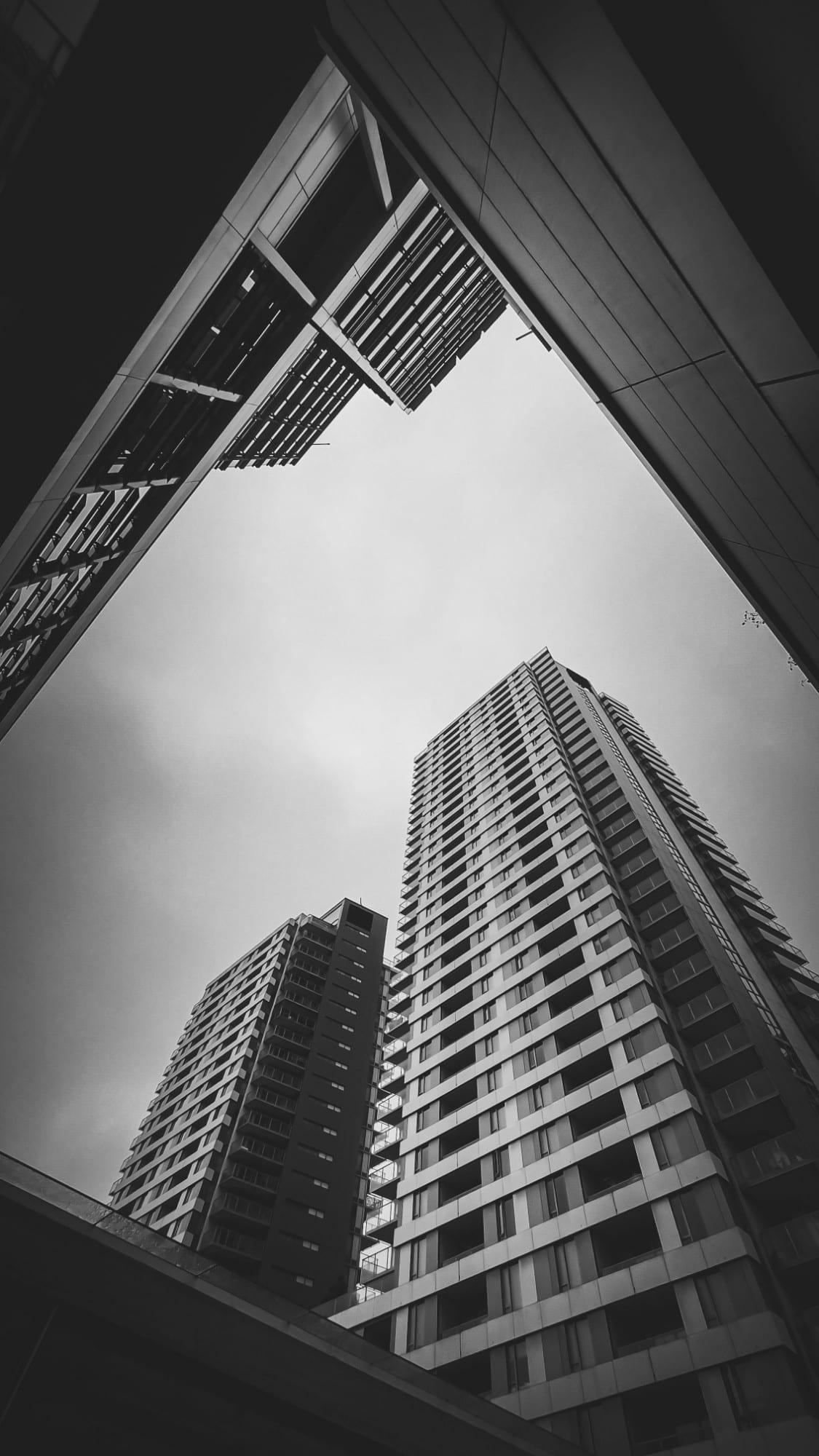 Edificios de departamentos vistos desde abajo
