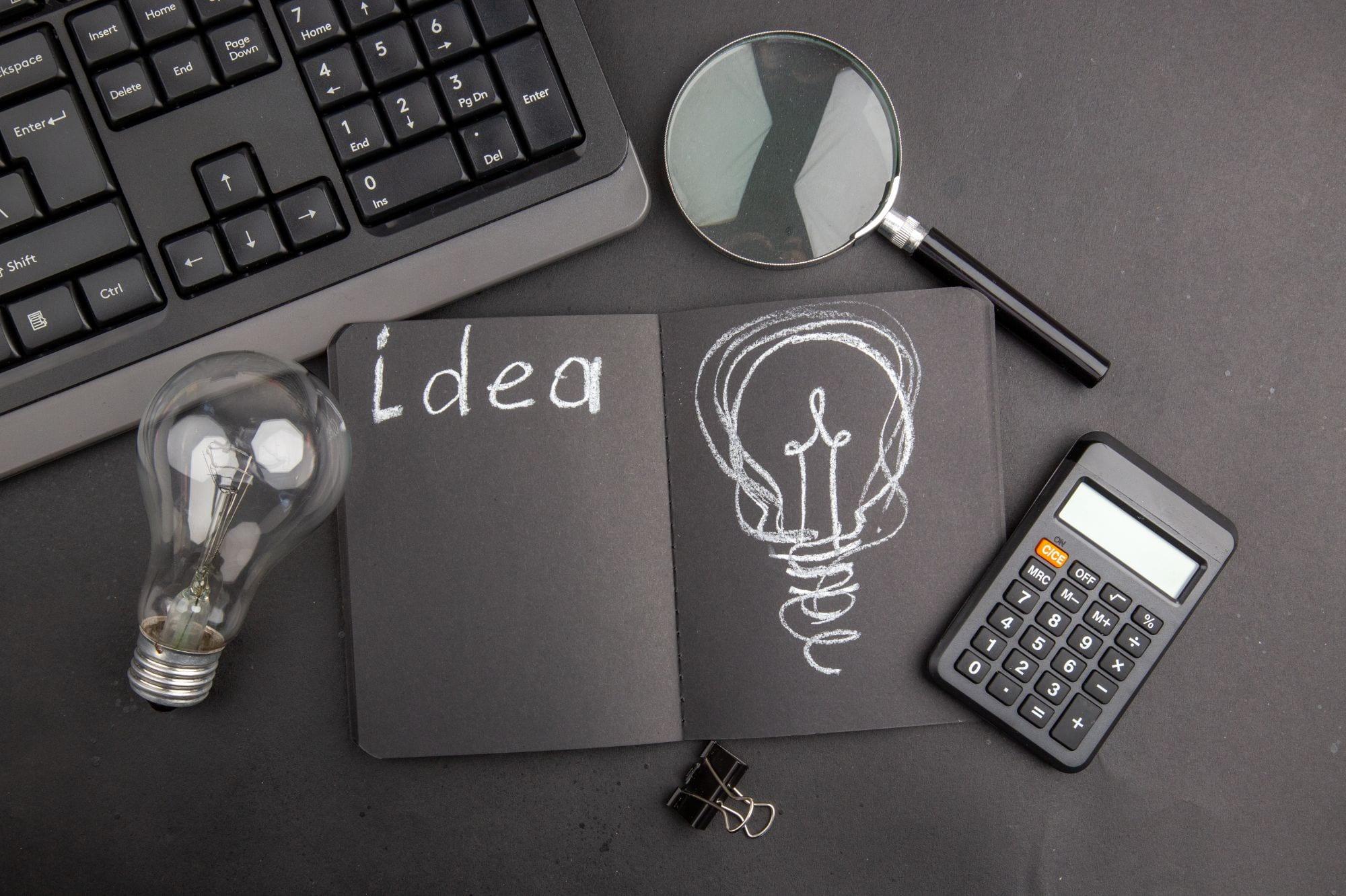 Cuaderno con la palabra idea y una lamparita dibujada