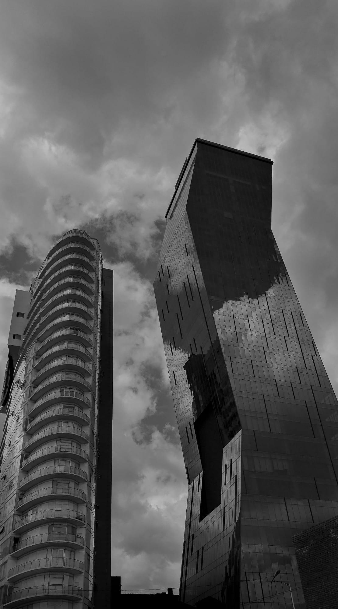 Torres en blanco y negro bajo un cielo nublado